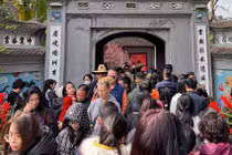 Đền Ngọc Sơn chật cứng người đi lễ đầu năm