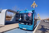 Xe buýt tự hành trên đường phố Ordos. Ảnh: Xinhua.