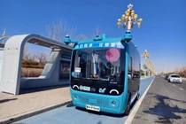 Xe buýt tự hành trên đường phố Ordos. Ảnh: Xinhua.