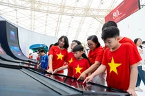 Du khách “nhuộm đỏ” Trung tâm Triển lãm Việt Nam với dresscode yêu nước