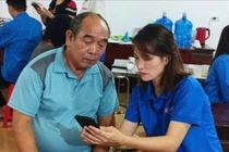 Người lớn tuổi được hướng dẫn từng bước sử dụng các nền tảng số quốc gia.