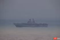 Chiều 8/12, siêu tàu tấn công đổ bộ USS Tripoli (LHA-7) của Hải quân Mỹ đã xuất hiện trên vịnh Đà Nẵng.