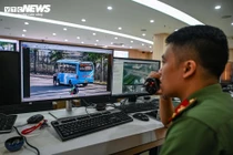 Cán bộ Trung tâm thông tin chỉ huy Công an TP Hà Nội phát hiện xe khách vi phạm thông qua hệ thống camera. Ảnh: VTC News.