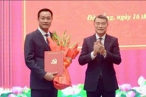 Trưởng Ban Tổ chức Trung ương Lê Minh Hưng trao quyết định và hoa chúc mừng tân Bí thư Thành uỷ Đà Nẵng Lê Ngọc Quang.