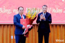 Bí thư Trung ương Đảng, Trưởng Ban Tổ chức Trung ương Lê Minh Hưng trao quyết định cho tân Bí thư Tỉnh ủy Cao Bằng Quản Minh Cường.