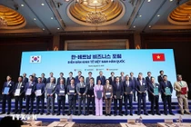 Chủ tịch MB Lưu Trung Thái (hàng đầu tiên, thứ tư từ trái sang) tại Diễn đàn doanh nghiệp Hàn Quốc - Việt Nam tổ chức tại Seoul. Ảnh: TTXVN.