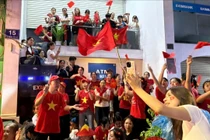 Trắng đêm chờ xem duyệt binh: Những khúc ca, vòng tay gắn kết đồng bào