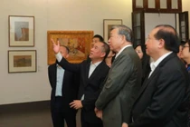 TS Nguyễn Anh Minh giới thiệu với Tổng bí thư Tô Lâm về các tác phẩm đang được trưng bày tại Bảo tàng Mỹ thuật Việt Nam.