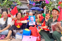 Vỉa hè thành sân khấu, người dân hát vang ca khúc "Như có Bác Hồ trong ngày vui đại thắng"