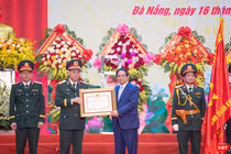 Thủ tướng Chính phủ Phạm Minh Chính thay mặt Đảng và Nhà nước trao tặng Huân chương Hồ Chí Minh cho Bộ Tư lệnh Quân khu 5.