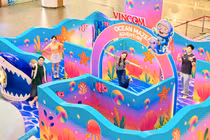 Nghỉ hè giữa thành phố lên ngôi, các gia đình rủ nhau đi trung tâm thương mại "nghỉ dưỡng” kiểu mới