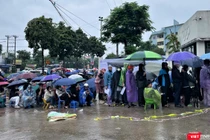 Cảnh tượng chưa dừng: Biển người đội mưa chờ nộp hồ sơ mua nhà ở xã hội Kim Chung