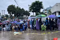 Cảnh tượng chưa dừng: Biển người đội mưa chờ nộp hồ sơ mua nhà ở xã hội Kim Chung