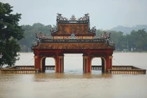 Nguyên nhân mưa lớn gây ngập sâu tại các tỉnh miền Trung