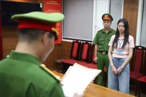 Hoa Hậu Thùy Tiên và bà Phạm Thị Kim Dung. Ảnh: Sen Vàng.