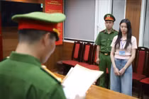 Hoa Hậu Thùy Tiên và bà Phạm Thị Kim Dung. Ảnh: Sen Vàng.