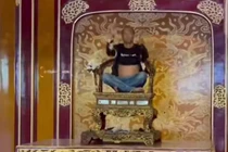 Đối tượng Hồ Văn Phương Tâm xâm hại nghiêm trọng ngai vua - cổ vật di sản triều Nguyễn. (Ảnh Xuan Hau)