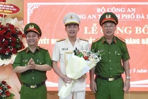 Đại tá Nguyễn Đại Đồng (đứng giữa), Phó Giám đốc phụ trách Công an thành phố Đà Nẵng tại buổi công bố quyết định.