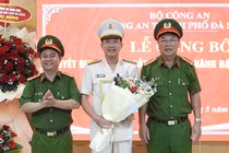 Đại tá Nguyễn Đại Đồng (đứng giữa), Phó Giám đốc phụ trách Công an thành phố Đà Nẵng tại buổi công bố quyết định.