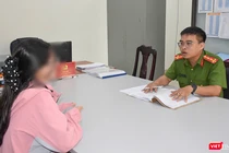 Nạn nhân trình báo sự việc với cơ quan công an. Ảnh CATP