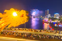 Lễ hội pháo hoa quốc tế Đà Nẵng (DIFF) nhìn từ cầu Rồng.