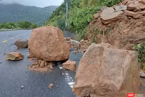 Do ảnh hưởng của bão số 1, mưa lớn kéo dài đã gây sạt lở tại nhiều điểm trên tuyến đường Hoàng Sa, đoạn dẫn lên bán đảo Sơn Trà (phường Thọ Quang, quận Sơn Trà, TP Đà Nẵng).