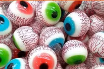 Loại kẹo “con mắt” mà bé D. ăn vốn được bày bán rất nhiều tại các hàng quán lẫn trên mạng. 