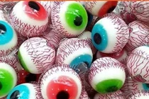 Loại kẹo “con mắt” mà bé D. ăn vốn được bày bán rất nhiều tại các hàng quán lẫn trên mạng. 