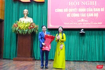 Bà Bùi Thị Quỳnh Vân, Phó trưởng Ban Tổ chức Trung ương trao Quyết định cho ông Nguyễn Khắc Toàn. Ảnh Dũng Văn