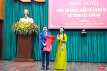 Bà Bùi Thị Quỳnh Vân, Phó trưởng Ban Tổ chức Trung ương trao Quyết định cho ông Nguyễn Khắc Toàn. Ảnh Dũng Văn