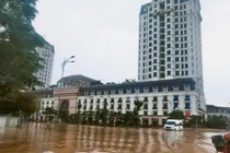 Chung cư The Manor Crowm Huế bị nước lũ bao vây.