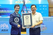 Đại diện Tổ chức Guinness World trao chứng nhận kỷ lục cho ông Trần Phước Sơn, Chủ tịch Liên đoàn Pickleball Đà Nẵng. Ảnh DPF