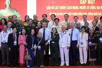 Tổng Bí thư Tô Lâm chụp ảnh lưu niệm cùng các cán bộ lão thành, gia đình có công khu vực miền Trung-Tây Nguyên.