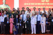 Tổng Bí thư Tô Lâm chụp ảnh lưu niệm cùng các cán bộ lão thành, gia đình có công khu vực miền Trung-Tây Nguyên.