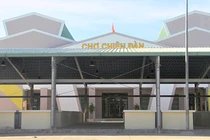 Chợ Chiên Đàn (Phú Ninh, Quảng Nam) được hoàn thành từ năm 2023, nhưng đến nay vẫn đóng cửa.. phủ bụi.
