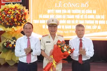 Thiếu tướng Nguyễn Hữu Hợp (giữa), Giám đốc Công an tỉnh Quảng Nam chính thức giữ chức vụ Giám đốc Công an TP Đà Nẵng kể từ ngày 1/7.
