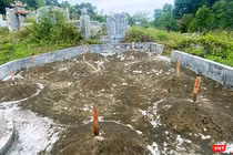 Ban Quản lý dự án đầu tư xây dựng khu vực 1 (TP Huế) dùng thanh gỗ cắm vào giữa các mộ phần cạnh chùa Thiên Mụ (TP Huế) để kiểm đếm gây phản cảm.