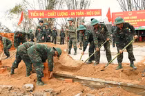 Sáng 1/12, Bộ Tư lệnh Quân khu 5 đã ra quân hỗ trợ xây dựng nhà ở cho các hộ dân bị thiệt hại do mưa lũ tại 3 tỉnh Gia Lai, Đắk Lắk và Khánh Hòa.