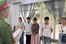 Cơ quan Cảnh sát điều tra Công an TP Đà Nẵng tống đạt quyết định khởi tố vụ án, khởi tố bị can đối với Phòng khám Đa khoa Quốc tế Đà Nẵng để điều tra hành vi “Lừa dối khách hàng”.
