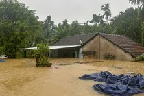 Đợt mưa lũ kéo dài từ 25/10-29/10 trên địa bàn Đà Nẵng đã làm 7 người chết, 4 người mất tích, 21 người bị thương, 76.427 hộ dân bị ngập.