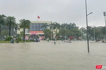 Các tuyến đường trên địa bàn TP Huế ngập sâu trong nước do mưa lớn kéo dài.