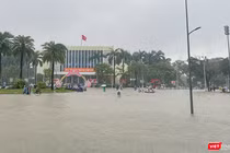 Các tuyến đường trên địa bàn TP Huế ngập sâu trong nước do mưa lớn kéo dài.