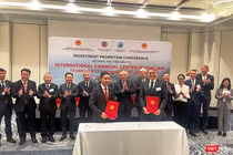 Chủ tịch UBND thành phố Đà Nẵng Phạm Đức Ấn và Frankfurt Main Finance (Đức) ký kết Bản ghi nhớ hợp tác về Trung tâm tài chính Đà Nẵng.