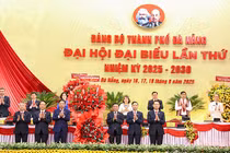 Ông Trần Cẩm Tú, Uỷ viên Bộ Chính trị, Thường trực Ban Bí thư thay mặt Bộ Chính trị tặng hoa chúc mừng Đại hội Đại biểu lần thứ I Đảng Bộ TP Đà Nẵng, nhiệm kỳ 2025-2030.