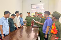 Cơ quan Cảnh sát điều tra, Phòng Cảnh sát kinh tế Công an thành phố Đà Nẵng tống đạt quyết định khởi tố đối với các bị can. Ảnh Công an cung cấp.