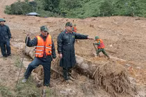 Lực lượng cứu nạn phát hiện thi thể nổi trên bề mặt đất đá, do mưa lớn kéo dài cuốn trôi đất đá, bùn đất. Ảnh Khải Đăng.