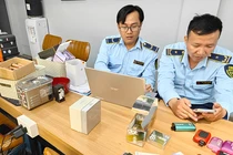 Lực lượng Chi cục Quản lý thị trường Đà Nẵng kiểm tra tại cơ sở kinh doanh bên đường P.C.T (thành phố Đà Nẵng) do ông P.T.C làm chủ. Ảnh QLTT cung cấp.