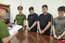 Cơ quan công an tống đạt quyết định khởi tố, bắt tạm giam đối với 3 đối tượng: Phạm Tuấn Thành, Nguyễn Huy Hiệp và Phạm Tiến Dũng.