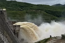 Thuỷ điện Sông Tranh 2 xả lũ.