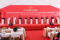 Phó thủ tướng Thường trực Nguyễn Hoà Bình cùng lãnh đạo bộ ngành, địa phương bấm nút khởi công dự án.